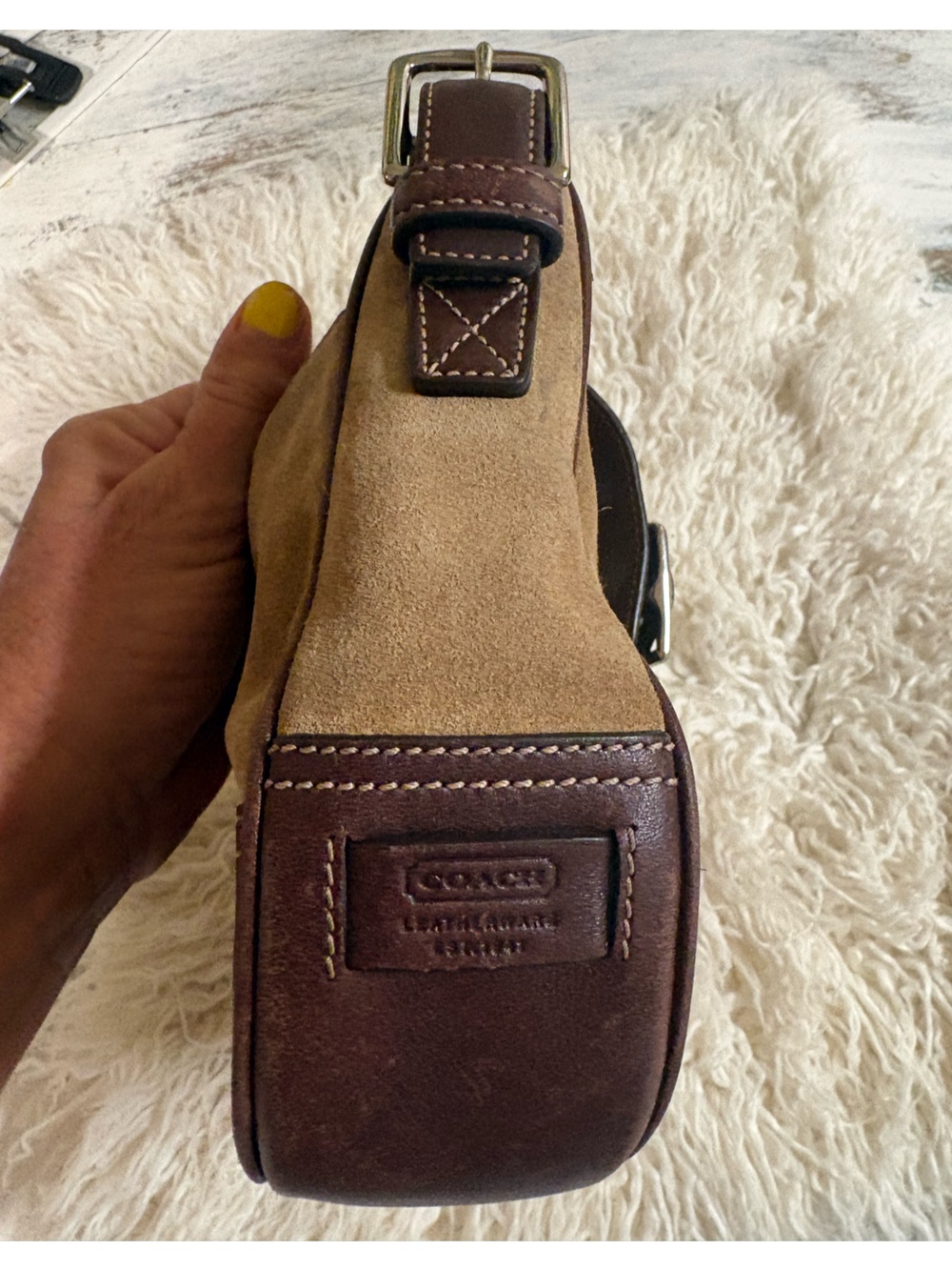Y2K VINTAGE COACH
HAMPTON SUEDE HOBO BAG 7589 in TAN SUEDE W/ MAHOGANY LEATHER - Picture 3 of 10